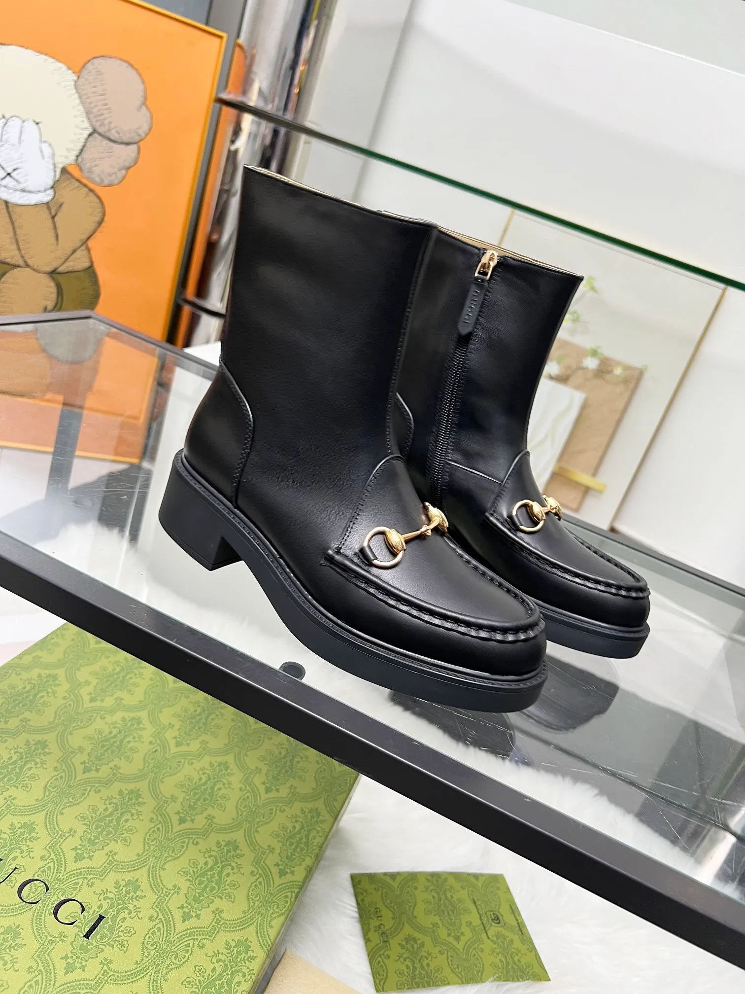 👟👟Ex-factory price 600👟👟 2025 latest version of Gucci GUCCI hot sale✅ 🎉Very easy to match👍Inner zipper design, easy to put on and take off 'Branded buckle Heel height: 6cm Fabric: Cowhide/open edge beads Inner/foot: apricot cowhide 🐂 Outsole PPU material Color: black Code number: 34-40. 34 and 41 42 need to be customized. Packaging: Comes with card and cloth bag.
